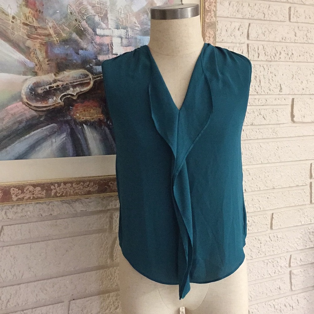 🌹2B Bebe Ruffle Front Sleeveless Top